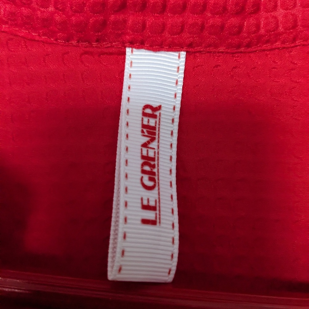 Chic Red Button-Up Blouse - Picture 3 of 4